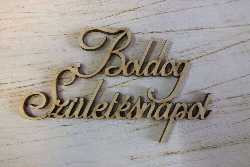 Natúr fa - "Boldog születésnapot" felirat 10,5cm 3db/csomag