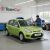 Szerelő szerel TeamCar ablaktörlő lapátokat egy zöld Ford Figo Hatchbackre egy garázsban, kiemelve a professzionális szolgáltatást
