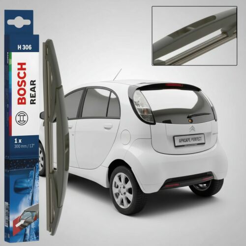 Bosch Rear H306 ablaktörlő lapát Citroën C-Zero-hoz (2010+) csomagolással és a gumi lapát részletes nézetével az autón - ‪Ablaktörlő lapát