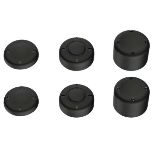 Hat fekete szilikon védősapka Nintendo Switch Joy-Con kontrollerekhez, három különböző méretben és formában fehér háttéren, kicsomagolva. 