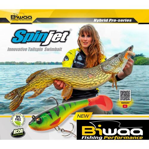 BIWAA Spinjet Hybrid Pro-series innovatív farokpörgettyűs úszócsali Ayu színben, egy nagyméretű csukát tartó nővel, illusztrálva hatékonyságát a ragadozóhal horgászatban - Gumicsali és twister