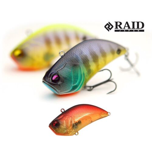 RAID LEVEL VIB 54mm 10.6gr 050 Sparkling Red horgászcsali két másik csalival a háttérben, fehér alapon - Wobbler