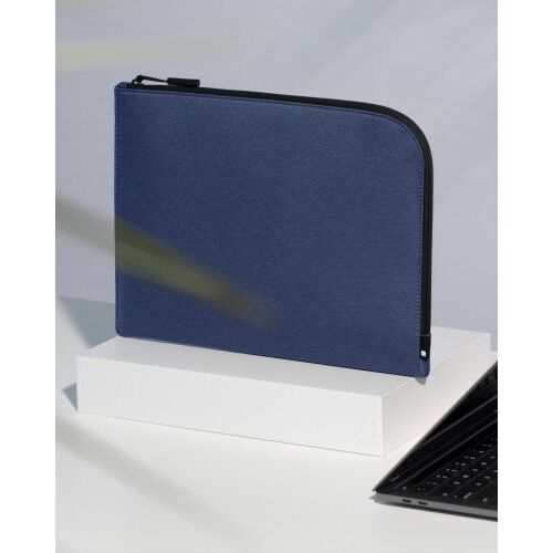 Incase Facet Sleeve 13 hüvelykes sötétkék védőtok laptophoz cipzárral, fehér állványon, laptop billentyűzet mellett - Laptop kiegészítő