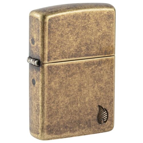 Szögletes nézet a ZIPPO PÁNCÉL LÁNG ANTIQUE BRASS 60007339 szélálló öngyújtóról, bemutatva texturált antik sárgaréz felületét és láng logóját - Gyújtó