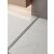Helmken 1200x31mm króm lineáris zuhanylefolyó, amely kiegészíti a modern fürdőszoba belső teret elegáns fehér márványhatású padlólapokkal és finom világítással, bemutatva letisztult integrációját.