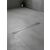 Helmken 37208601 lineáris lefolyó, 600x100mm, modern fürdőszobában világosszürke csempékkel, bemutatva zökkenőmentes illeszkedését a kortárs zuhanyzó kialakításokba.