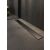 Helmken 1200x70mm grafit lineáris lefolyó, zökkenőmentesen integrálva modern fürdőszoba padlóba nagyméretű szürke csempékkel és sötét fa falpanelekkel