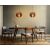 Két Opviq Chandelier Walnut 141 gömb függesztett lámpa megvilágít egy modern étkezőt fa asztallal és székekkel