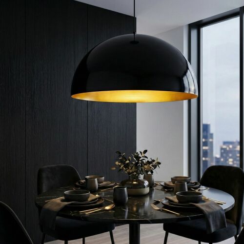 Opviq Chandelier Black Berceste - 237-S, egy hangsúlyos fekete függőlámpa arany belsővel, amely hangulatos világítást teremt egy sötét étkezőasztal fölött, modern környezetben. - Mennyezeti lámpa