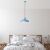 Opviq Chandelier Light Blue Tattoo függesztett lámpa modern hálószobai környezetben, fából készült ágy felett fehér ágyneművel, bemutatva elegáns designját.