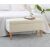 Atelier Del Sofa Pouffe Cream Glend az ágy végén, dísztálcával és virágkompozícióval díszítve, meghívó és stílusos hálószobai kiegészítőt teremtve
