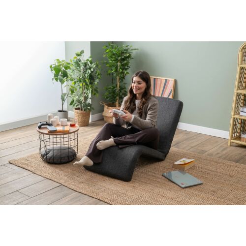 Atelier Del Sofa 1 személyes Nami egyszemélyes kanapéágy sötétszürke színben, egy nő ül és videójátékozik a padló kanapéágyon egy nappali környezetben - Kanapé