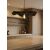 Opviq Chandelier Black MOD0020, központi elem egy pulton egy modern enteriőrben, üvegekkel és poharakkal a háttérben lévő polcokon.