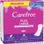 CAREFREE Plus Large Light Scent 64 tisztasági betét Mega Pack, a csomagolás oldalsó nézete, kiemelve a bőrgyógyászatilag tesztelt és szuper nedvszívó tulajdonságokat