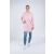 Nő pózol Moniel Basic Powder pink hosszú dojčiaci pulóverben ruhaként viselve, elölnézet