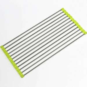 Rozsdamentes acél edény szárító állvány zöld szilikon végekkel, kiterítve és használatra kész - Homyl