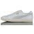 Puma Clyde Base férfi fehér bőr sportcipő, ferde oldalnézet, arany 'Puma Clyde' logóval, szürke velúr csíkkal és krémszínű talppal, fehér háttéren