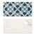 Faldekoráció PVC panel mintával szobába 120x60 cm absztrakt geometrikus minta, felülnézeti kép a PVC panelről kék-fehér absztrakt geometrikus mintával és a fehér ragasztós hátlappal, készen az alkalmazásra