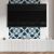 Faldekoráció PVC panel mintával szobába 120x60 cm absztrakt geometrikus minta, dekoratív díszítésként alkalmazva televízió mögött és fehér média konzol felett, kék-fehér geometrikus mintával