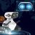 INTELLIGENS IT ROBOT kék világító szemekkel digitális világtérkép háttérrel, kiemelve futurisztikus designját