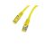 Közelkép a sárga Lanberg Cat6a S/FTP LSZH 0.5m patch kábel csatlakozóiról, hálózati beállításhoz alkalmas
