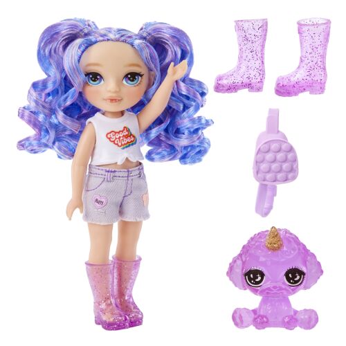 Rainbow High Littles Amethyst baba lila göndör hajjal, fehér crop top-pal, farmer rövidnadrággal, rózsaszín csillámos csizmával, és külön lila unikornis kisállattal és hátizsákkal fehér háttérrel - MGA Entertainment