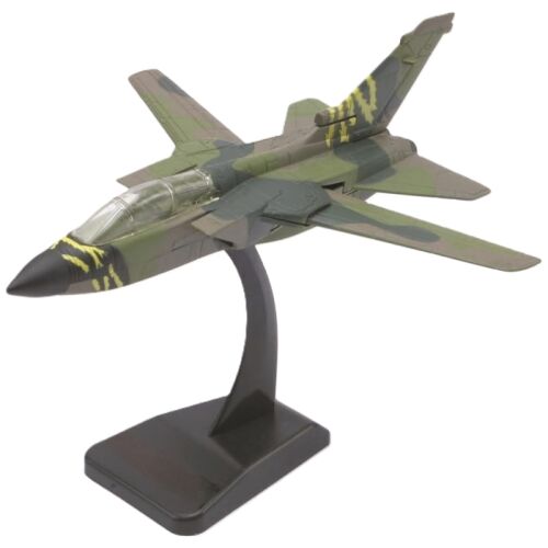 Részletes NewRay Skypilot Tornado 1:72 méretarányú vadászrepülőgép modell fekete kiállító talapzaton, 3/4 nézet - Modell és makett