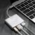 USB-C HDMI-hez, USB 3.0-hoz és USB-C többportos adapter ARTHON márkajelzéssel laptophoz csatlakoztatva, perifériákkal