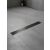 Ferdet nézet a Helmken 600x100mm grafit lineáris lefolyóról, modern világosszürke csempézett zuhanyzóba szerelve, bemutatva kortárs designját