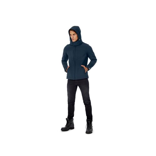 Férfi sötétkék B&C HOODED SOFTSHELL kabátot visel, teljes alakos felvétel, kültéri viselet - Férfi kabát