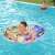 Fiú pihen a Bestway 119 cm-es Ólomüveg hatású Úszógumival a medencében