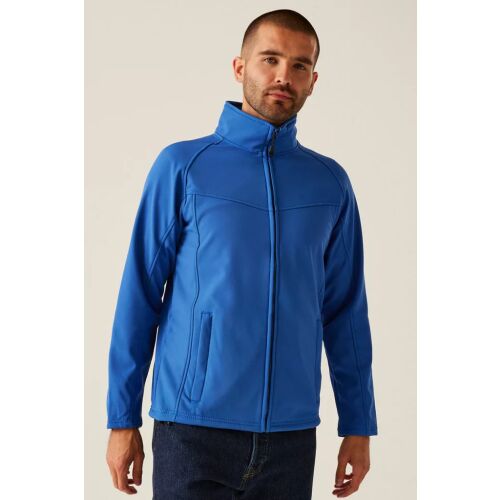 Férfi visel kék Regatta RETRA642 UPROAR interaktív softshell kabátot, elölről, aktív környezetben - Férfi kabát