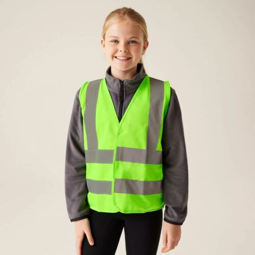 Regatta RETRS250 Hi-Vis Pro Junior mellény egy fiatal lányon, elölnézet, fluoreszkáló sárga fényvisszaverő csíkokkal, gyermekbiztonságot népszerűsítve - Láthatósági ruházat