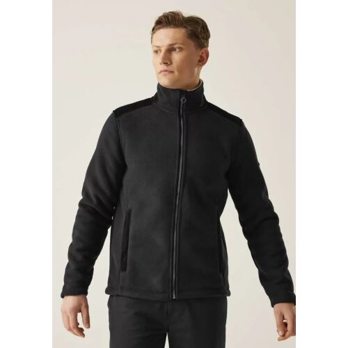 Férfi viseli a Regatta RETRF666 FAVERSHAM FULL ZIP FLEECE fekete színben, elölről nézve, állva - Férfi pulóver