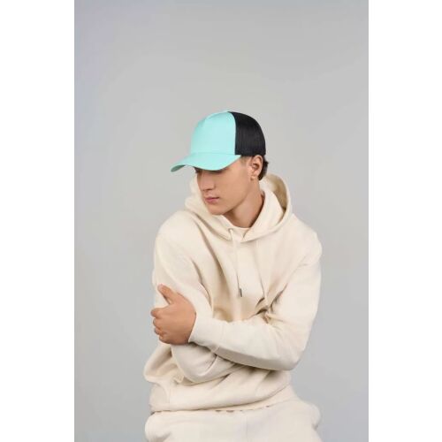 Fiatal férfi kéttónusú Atlantis ASRPCT RAPPER COTTON-S U baseball sapkát (világoskék elöl, fekete hálós hátul) visel világos kapucnis pulóverrel, bemutatva az alkalmi stílust és illeszkedést. - Férfi baseball sapka
