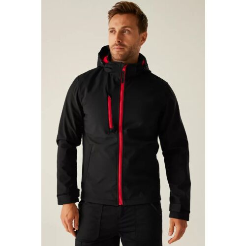 Férfi viseli a Regatta RETRA701 VENTURER háromrétegű kapucnis nyomtatható softshell dzsekit fekete színben piros cipzárral, bemutatva annak illeszkedését és stílusát - Férfi kabát