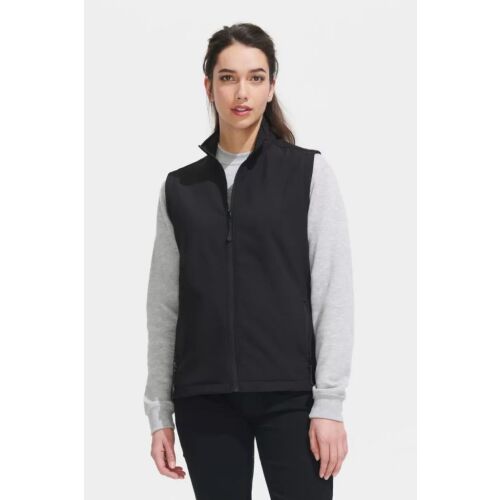 Nő visel SOL'S RACE fekete softshell mellényt szürke hosszú ujjú póló felett, elölnézet, aktív szabadtéri tevékenységekhez - Női mellény