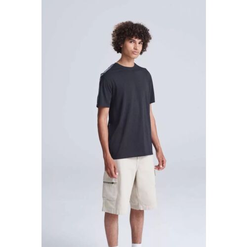Just Ts JT001 TRI-BLEND M fekete férfi póló, göndör hajú férfin viselve világos cargo rövidnadrággal, világosszürke háttér előtt - Férfiaknak