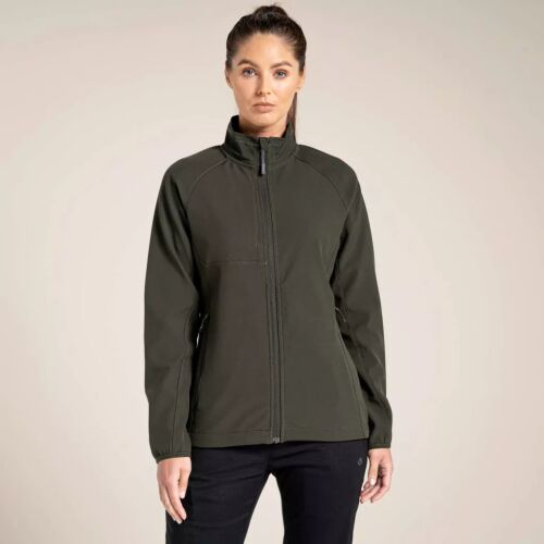 Craghoppers BASECAMP EXPERT női softshell kabát sötétzöld színben, modellen bemutatva, elölnézetből, teljes cipzárral és álló gallérral, vízlepergető outdoor viselet - Női dzseki