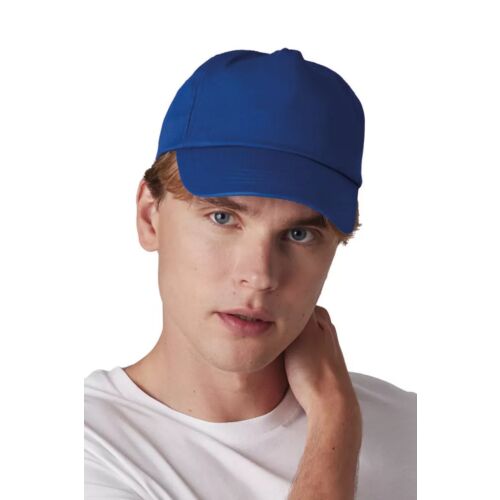 Fiatal férfi királykék K-UP KP088 5 paneles pamut twill baseball sapkában, a termék használat közben - Férfi baseball sapka