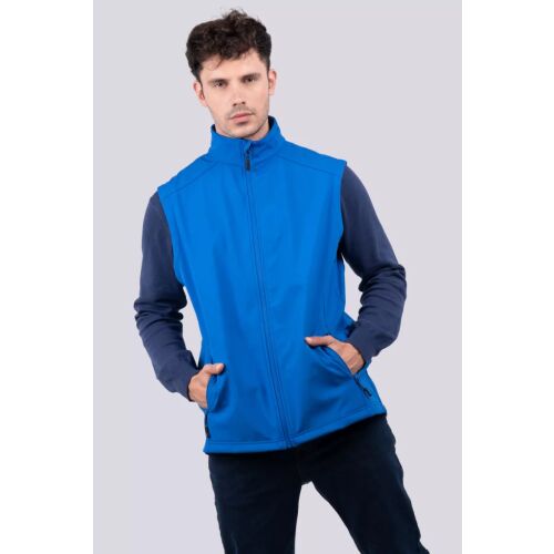 Férfi visel egy kék Legend Classics LE840 3 rétegű softshell mellényt, bemutatva az illeszkedést és stílust szabadtéri környezetben - Férfi mellény