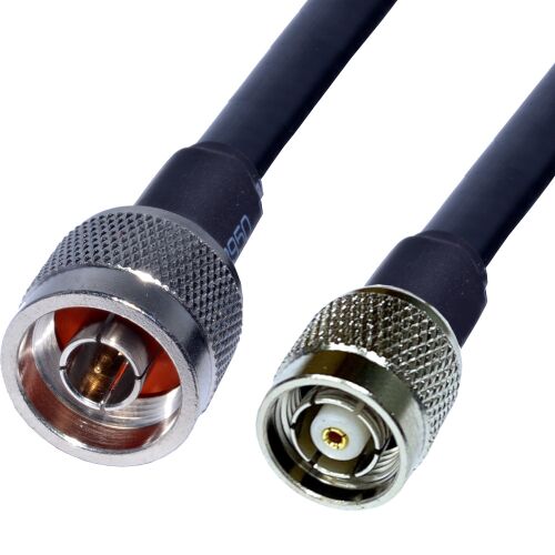 Antennakábel N dugó / RP TNC dugó MRC240 Satec (LMR240) 10m, N dugó és RP TNC dugó csatlakozókkal, fekete koaxiális kábelen, közeli kép fehér háttéren - Antenna kábel