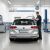 Férfi szereli fel a Bosch A403H hátsó ablaktörlő lapátot egy ezüst VW Passat B8 Variantra egy professzionális autószervizben