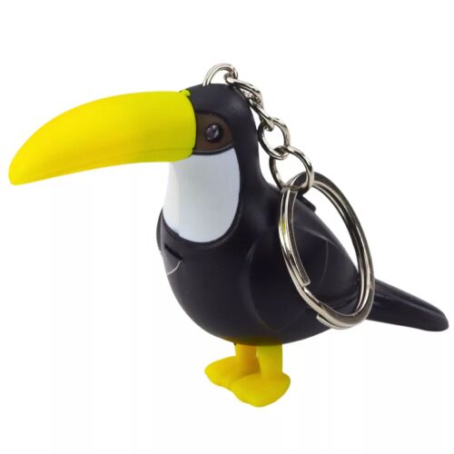 Toucan hátizsák kulcstartó LED zseblámpa hangokkal, fekete tukán kulcstartó sárga csőrrel és lábakkal, ferde nézet fehér alapon - Kulcstartó