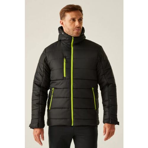 Férfi visel fekete Regatta NAVIGATE THERMAL dzsekit fluoreszkáló sárga cipzárral, elölnézet, álló - Férfi kabát