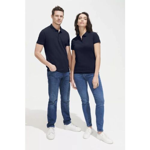 Férfi és nő sötétkék SOL'S PERFECT galléros pólóban, kiemelve a póló sokoldalúságát és unisex jellegét, ideális csapatruhának vagy hétköznapi viseletre - Férfi póló