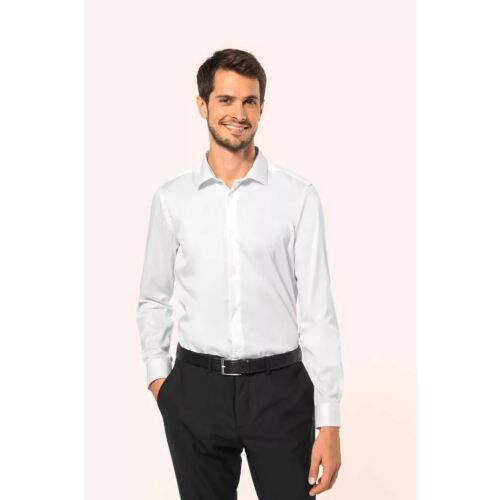 Mosolygó férfi fehér Kariban Premium PK506 hosszú ujjú twill ingben és fekete nadrágban, bemutatva a professzionális és kényelmes viseletet. - Férfi ing