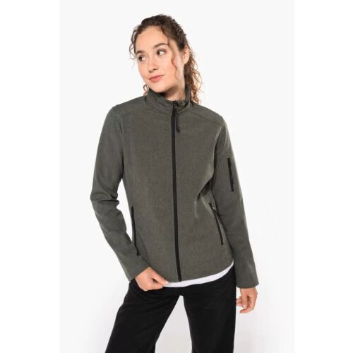 Fiatal nő visel Kariban KA400 női olívazöld softshell kabátot, bemutatva annak stílusos illeszkedését és mindennapi sokoldalúságát. - Női dzseki