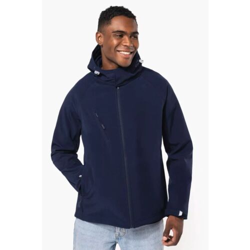 Mosolygós férfi sötétkék Kariban KA413 kapucnis softshell kabátban, bemutatva annak illeszkedését és stílusát. - Férfi kabát