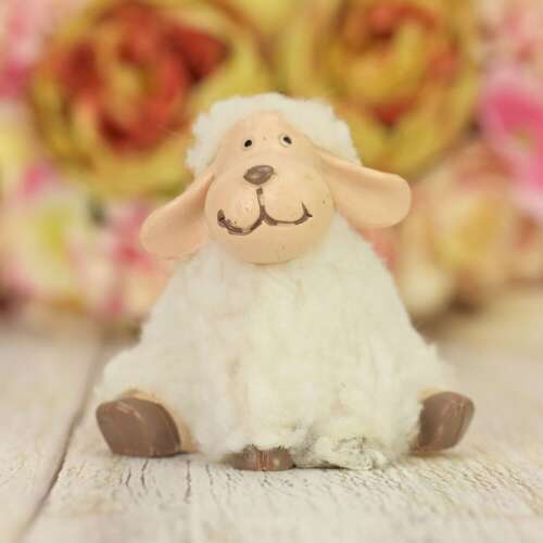 Sitzende flauschige Schaf-Figur weiß